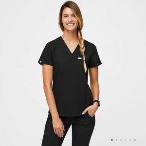 FIGS women’s black scrub top
